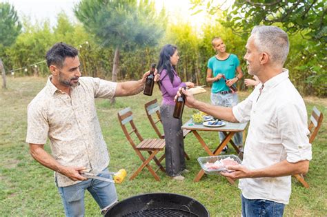 Sims comiendo en una barbacoa en Sulani