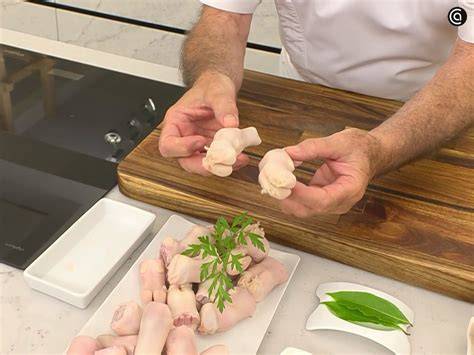 Manitas de cordero limpias y preparadas para cocer