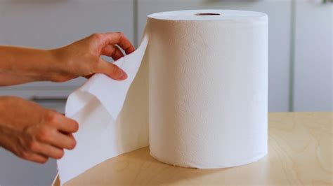 Flores entre papel de cocina dentro de un recipiente apto para microondas