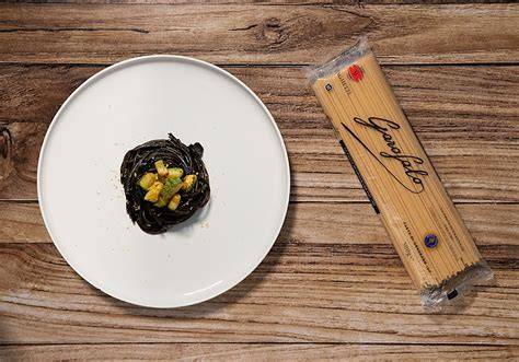 Plato de espaguetis con tinta de calamar y decoración