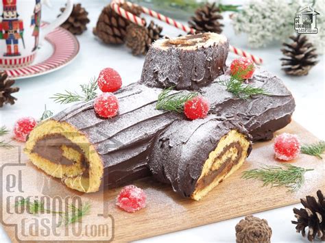Bizcocho para tronco de navidad recién horneado y enrollado