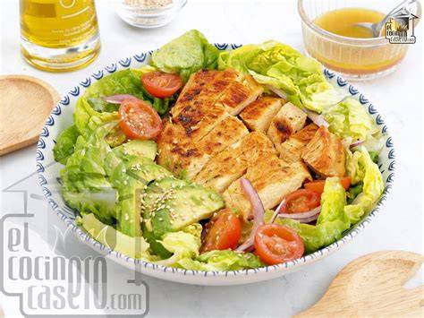 Ingredientes frescos para pechuga de pollo y aguacate