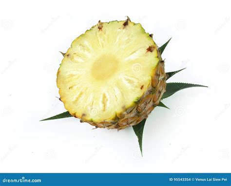 Corte de piña a la mitad