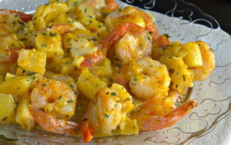 Camarones salteados con piña y adobo