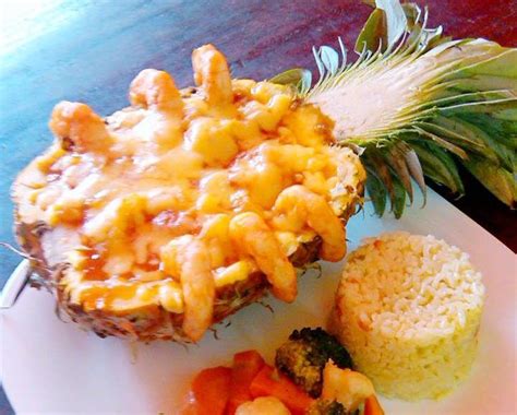 Piña rellena de camarones gratinada al horno
