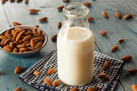 Almendras y leche de almendras casera
