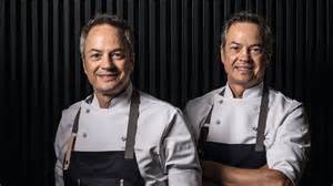 Hermanos Torres cocinando