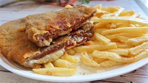 Cachopo con patatas y ensalada