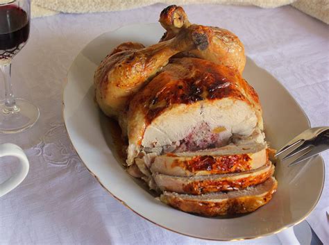 pollo relleno al horno recién salido con guarnición