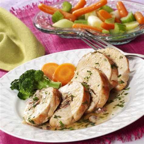 pollo deshuesado en rodajas servido en plato elegante