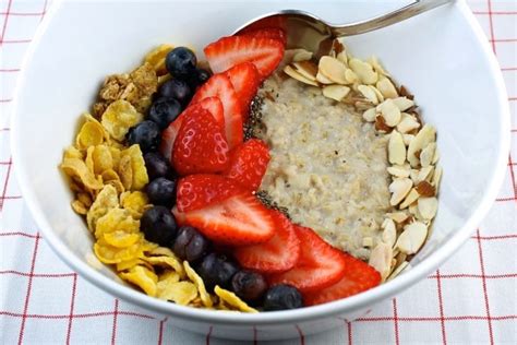 Frutas frescas y avena en un bol