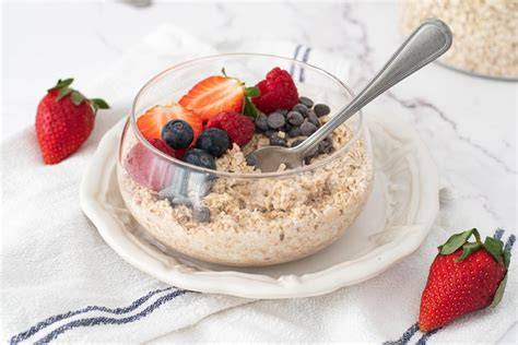 Avena nocturna en un frasco con frutas y semillas