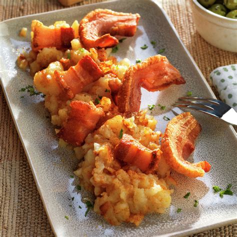 Plato de patatas revolconas con torreznos