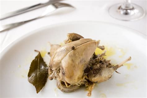 Perdices en escabeche cociéndose a fuego lento