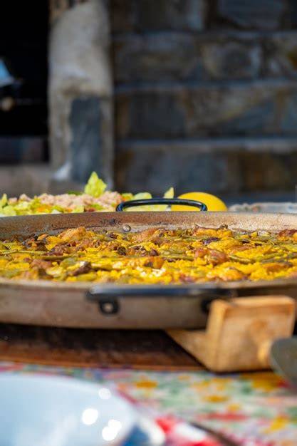 Paella recién hecha en la paellera