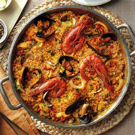Paella de mariscos con gambas y mejillones