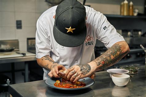 Chef Gregorio García preparando un plato en la cocina de Óleum