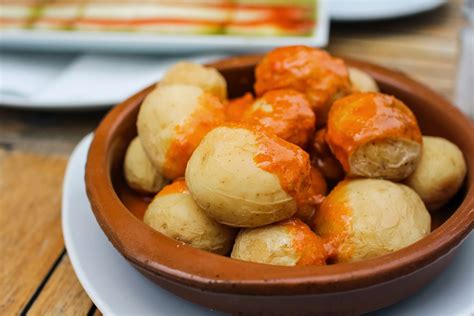 Plato de papas arrugadas con mojo, un plato típico canario