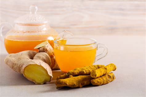 Imagen de una taza de infusión dorada con cúrcuma y pimienta