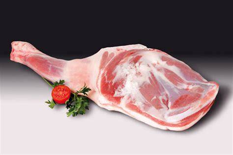Paletilla de cerdo fresca en carnicería