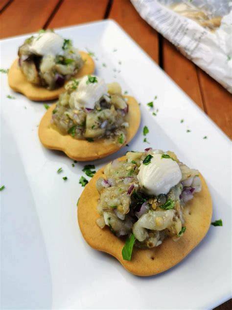 Tartar de berenjena emplatado con mayonesa de anchoa