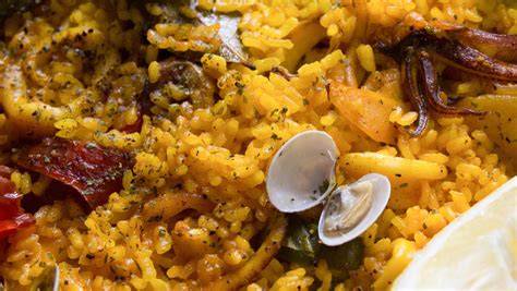 Paella de sepia recién hecha