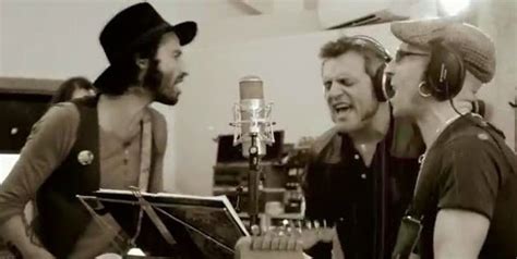 Leiva junto a Fito Cabrales y Carlos Tarque en el estudio de grabación