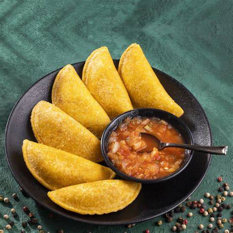 Empanadas colombianas fritas y crujientes con salsa de ají