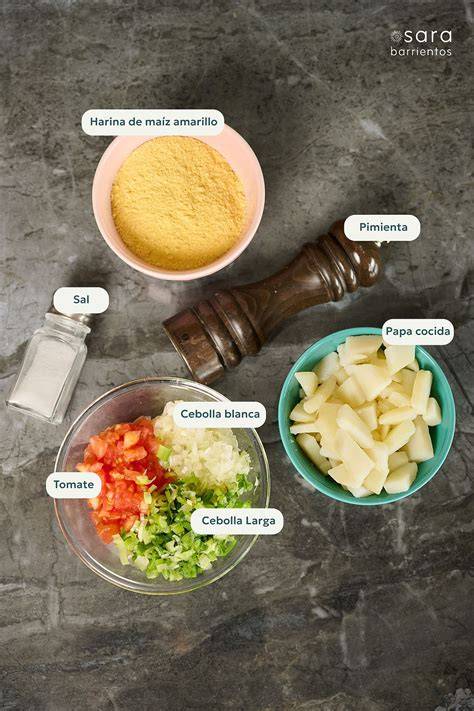 Ingredientes básicos para la masa de empanadas colombianas: harina de maíz, agua y sal