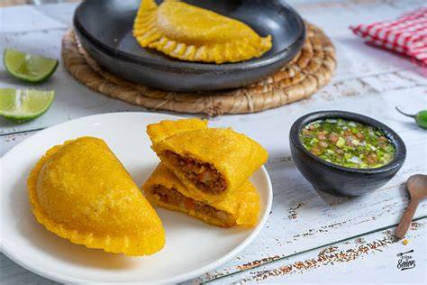 Proceso de armado y sellado de empanadas colombianas