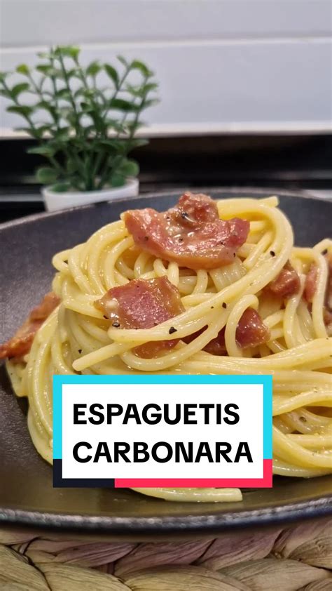 Ingredientes para carbonara: guanciale, huevos, pecorino, pimienta, espaguetis