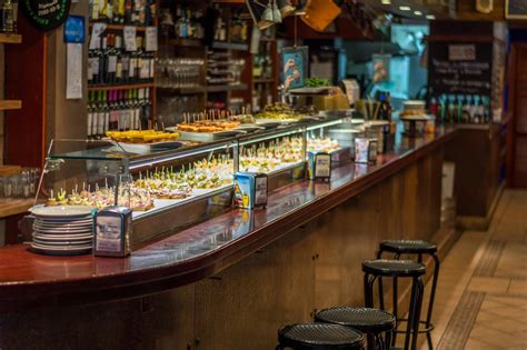 Interior de un bar tradicional de tapas en San Sebastián