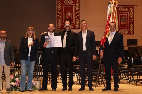 Grupo de danza senior celebrando un premio en un certamen