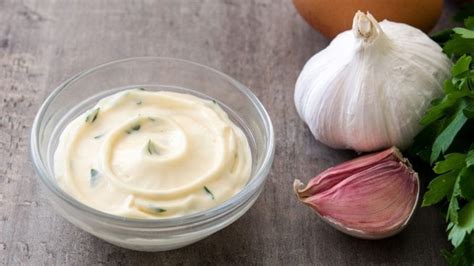 Alioli con leche en un cuenco
