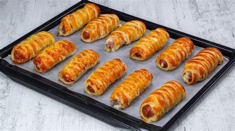 Croissants de hojaldre con salchichas en una bandeja de horno