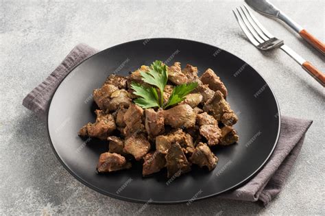 Plato de hígado de pollo en salsa servido