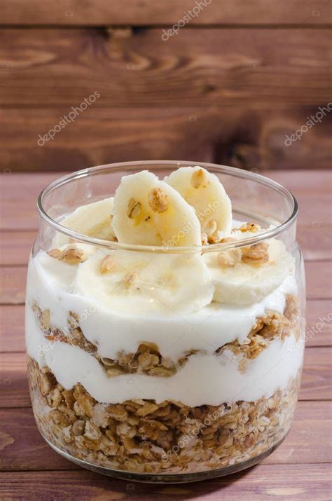 Tarro de muesli con yogur y plátano