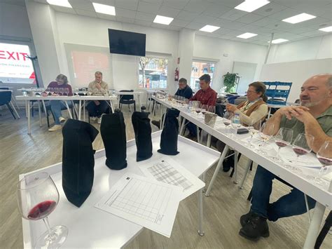 Expertos catadores evaluando jamones