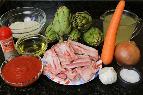 Ingredientes para arroz con costillas, espárragos y alcachofas