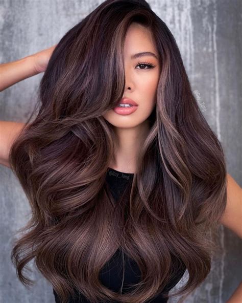 Mujer con cabello castaño oscuro con reflejos chocolate