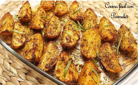 Bandeja de patatas al horno con hierbas y especias