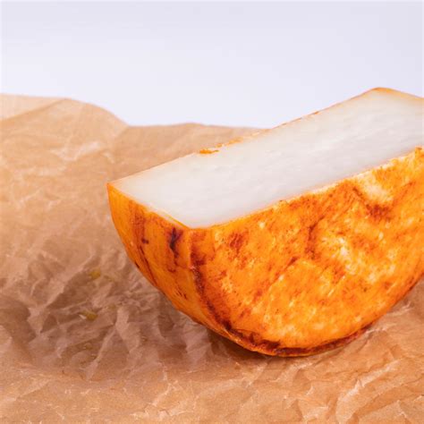 Detalle de un queso extremeño con su corteza