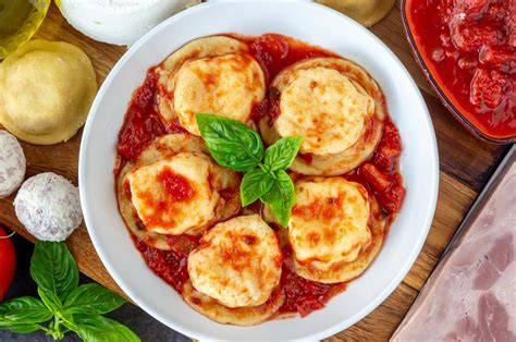 Plato de sorrentinos de salmón y ricotta con salsa de puerros
