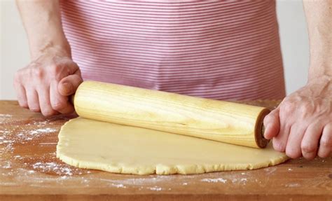 Proceso de estirar y cortar la masa de empanadillas