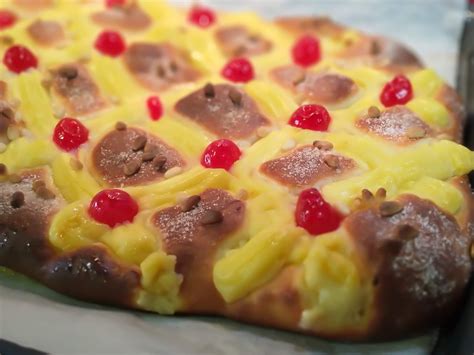 Coca de San Juan decorada con crema pastelera