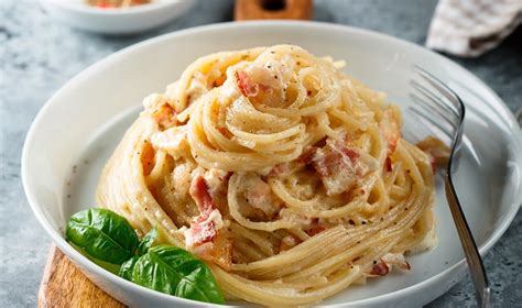 Ingredientes frescos para pasta con tocineta