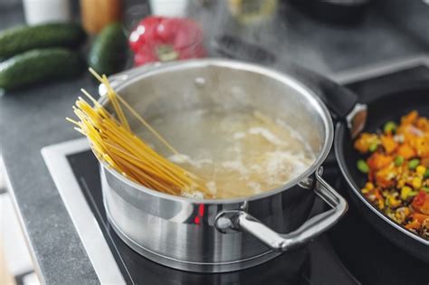 Pasta hirviendo en una olla grande