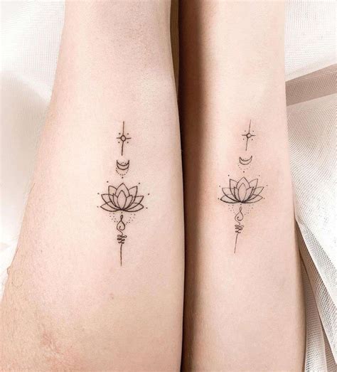 Tatuaje de flor de loto en las costillas
