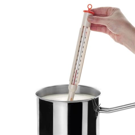 Termómetro de cocina midiendo la temperatura de la leche
