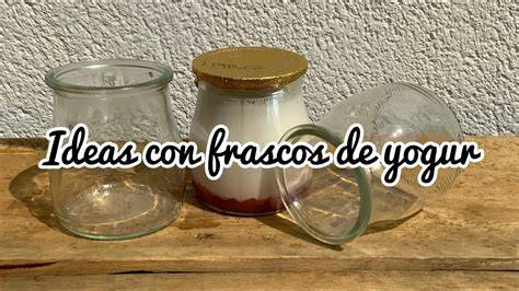 Yogur casero listo en frascos de cristal
